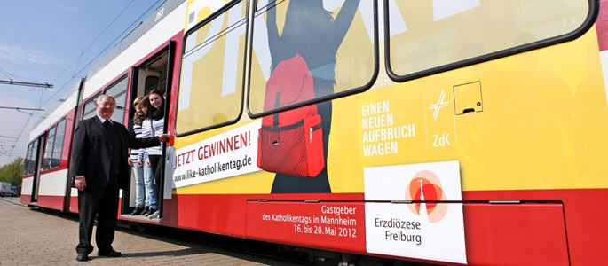 Werbung für den Katholikentag in Mannheim 2012 auf einer Straßenbahn.