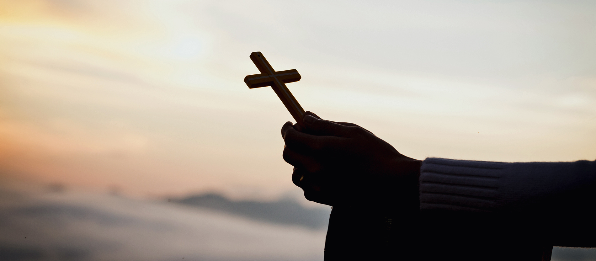 Ein Kreuz im Sonnenlicht