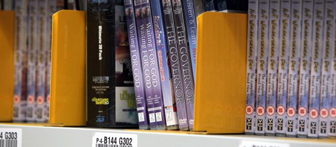 DVDs in einem Regal.