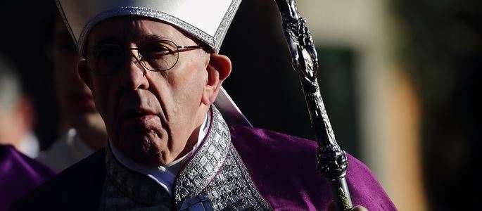 Papst Franziskus hält seinen Bischofstab.