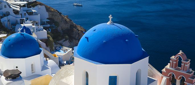Die Kirche von Ia auf der griechischen Insel Thira, der Hauptinsel des Santorini-Archipels.