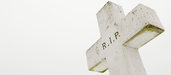 Ein Grabkreuz trägt die Buchstaben "RIP" für "requiescat in pace" - "ruhe in Frieden".