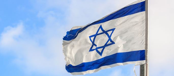 Eine israelische Flagge weht im Wind.