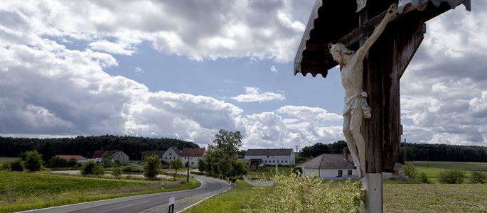 Ein Wegekreuz an einer Straße