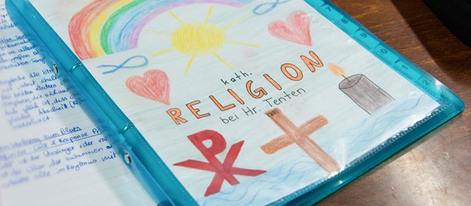 Die Arbeitsmappe eines Schülers für den katholischen Religionsunterricht