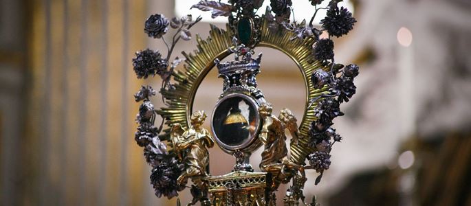 Reliquienschrein und Reliquiar mit der Blutampulle des Heiligen Januarius am 19. September 2016 beim Fest des Sankt Januarius (italienisch "San Gennaro") im Dom von Neapel.
