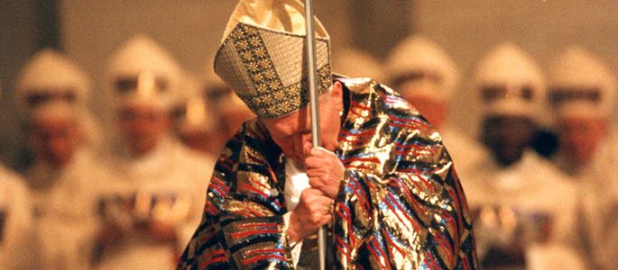Papst Johannes Paul II. kniet im Petersdom