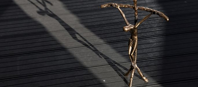 Ein Kreuz wirft Schatten