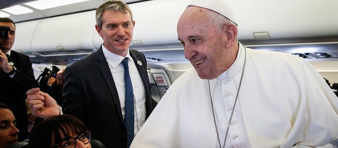Matteo Bruni, Mitarbeiter des Presseamts des Heiligen Stuhls, stellt Papst Franziskus Journalisten vor, auf dem Flug von Rom nach Sofia am 5. Mai 2019.