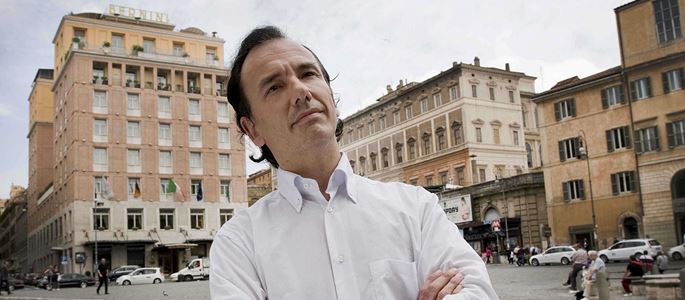 Tommasso Debenedetti steht in Rom vor dem Hotel Sina Bernini